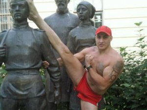 Спортсмен, осквернивший мемориал военным медикам, не понесет наказания