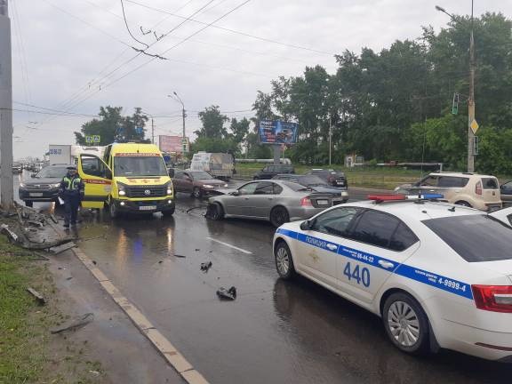 Иномарка въехала в фонарный столб в Томске, есть пострадавшие