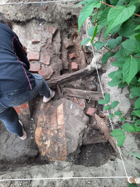 Подвал дома XIX века нашли археологи при раскопках на детской площадке в Томске