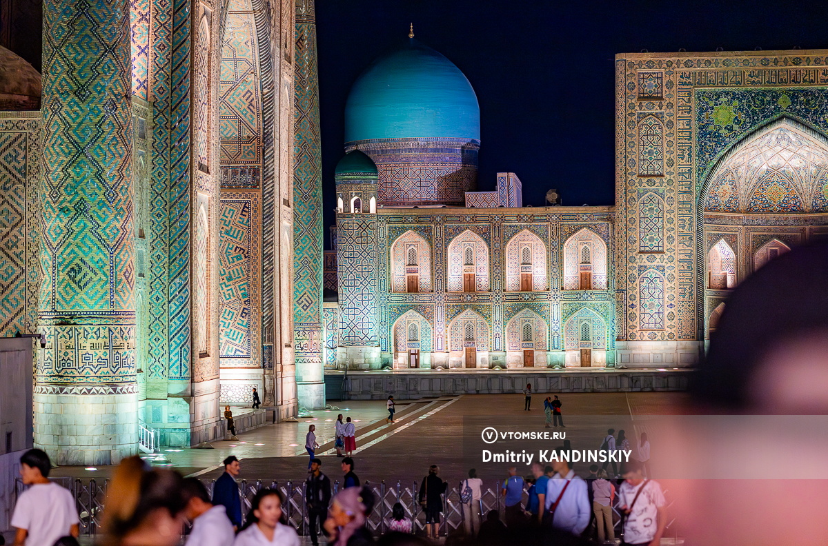 Площадь Регистан ночью