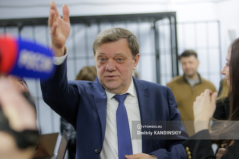 «Я теперь пойду домой с родней»: экс-мэра Томска Кляйна освободили в зале суда после приговора