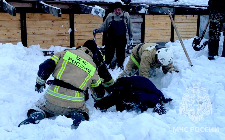 Мальчика завалило снегом при очистке крыши в томском селе. Его спасли пожарные