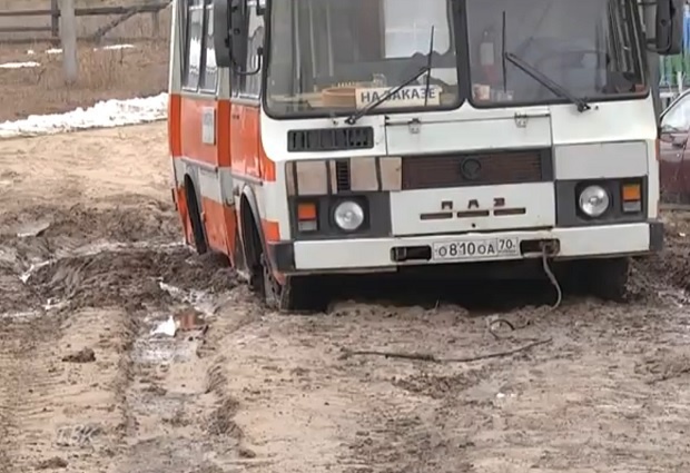 Автобус-катафалк застрял в грязи по дороге на кладбище в селе Томской области
