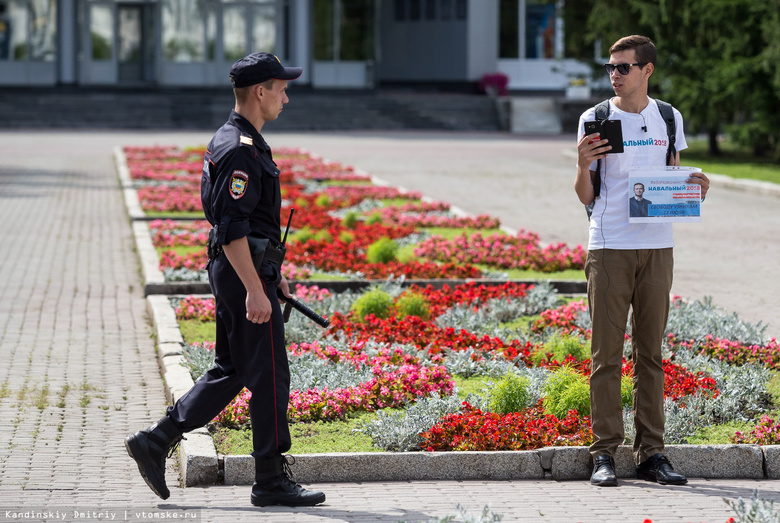 Томский активист продолжил серию пикетов в поддержку узников 12 июня акцией у «белого» дома