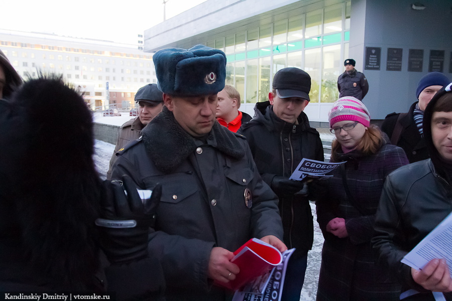 Сегодняшнее собрание граждан у «белого» дома пытались прервать полицейские (фото)