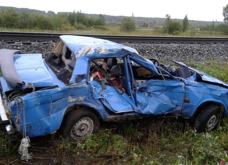 Женщина за рулем ВАЗа погибла после столкновения с поездом в Томской области