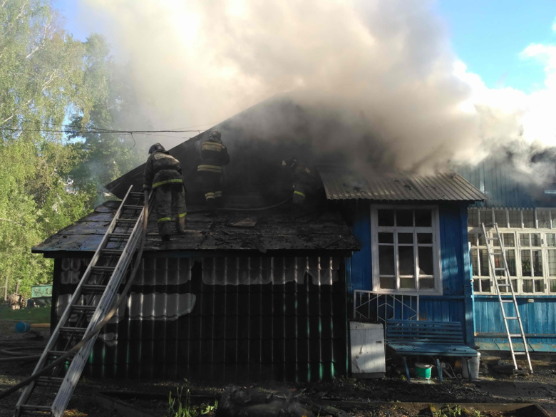 Пожарные потушили горевший на территории томского собора дом священника