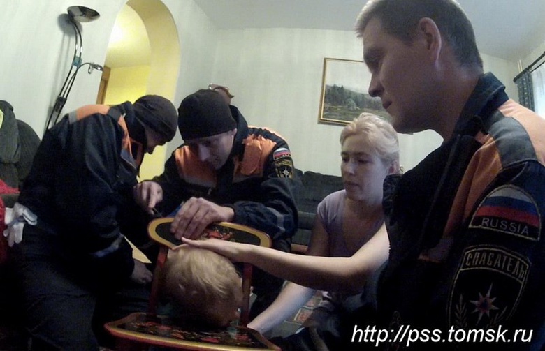 Спасатели вызволили ребенка, застрявшего головой в стуле