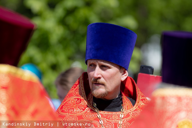 Десятки человек вышли в Томске на крестный ход памяти святых Кирилла и Мефодия