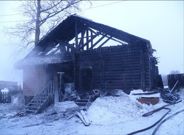 Ребенок, пострадавший при пожаре в Моряковке, находится в реанимации