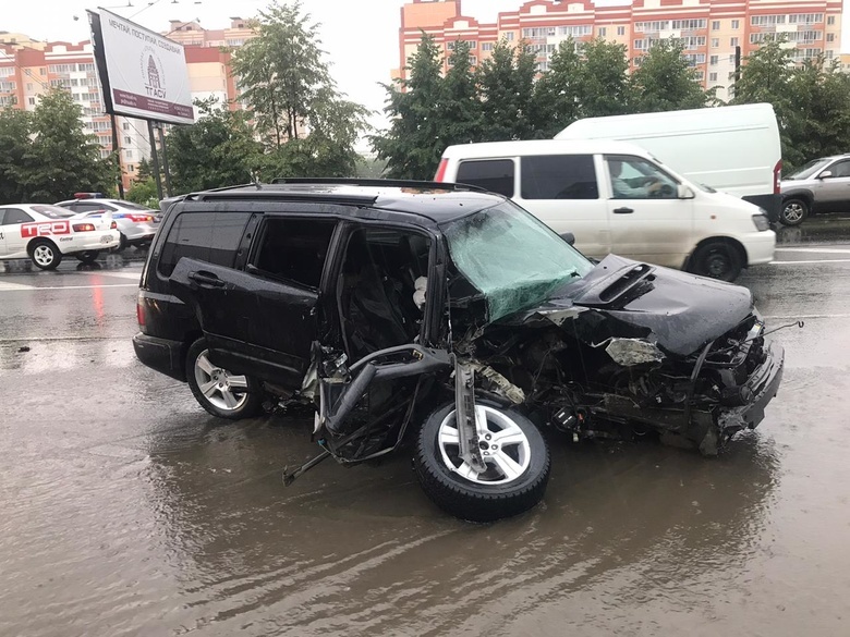 Водитель Subaru врезался в столб на Иркутском тракте