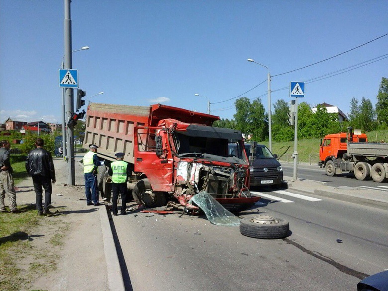 Самосвал въехал в опору в Томске, пассажир в больнице