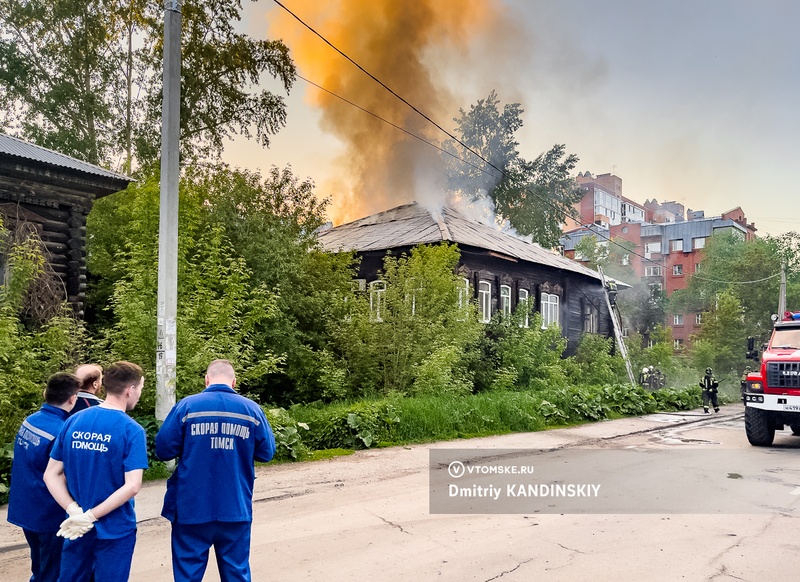 Деревянный дом загорелся в Томске
