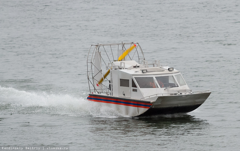 ГИМС спасла 3 колпашевцев в лодке, пытавшихся грести подушкой от сидения