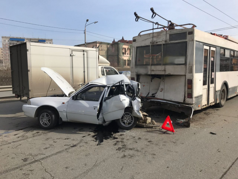 Иномарка врезалась в троллейбус на Пушкинской развязке в Томске