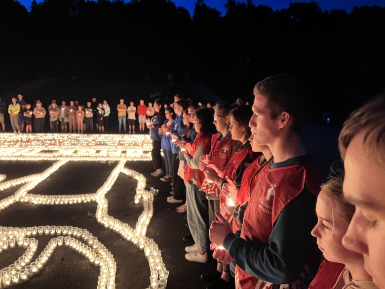 Образ памятника «Родина-мать вручает оружие сыну» сложили из 10 тыс свечей в Томске