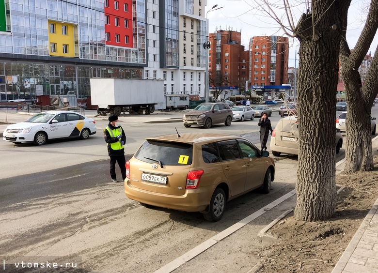 ГИБДД массово проверяет водителей у ЦОТа в Томске из-за режима самоизоляции