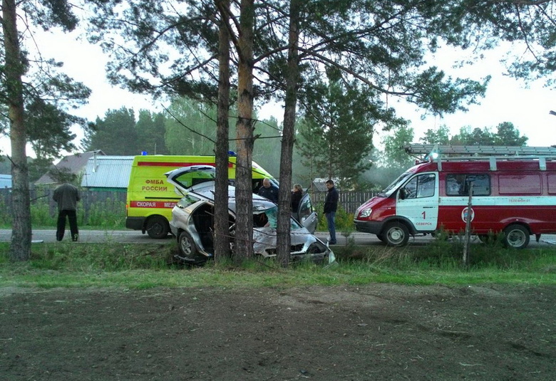 Toyota врезалась в дерево под Северском, травмирован водитель