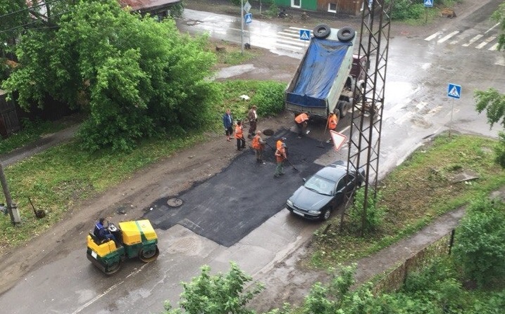 Укладка асфальта в дождь на Водяной велась на месте коммунальной раскопки