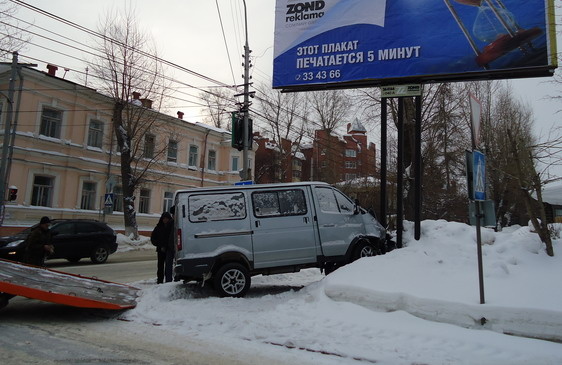 ГИБДД просит помощи очевидцев ДТП на перекрестке улиц Карташова и Красноармейской