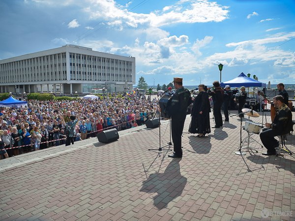 Концерт ансамбля Заволокиных собрал сотни зрителей (фото)