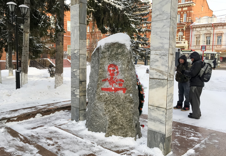 Неизвестные нарисовали портрет Сталина на Камне скорби в Томске