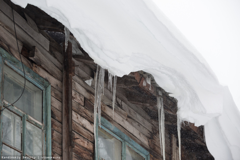 Более 60 томских крыш полностью очистили от снега за сутки