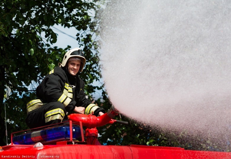«Стрельба» из пожарных рукавов и раритетная техника: МЧС устроит праздник в Томске 18 августа