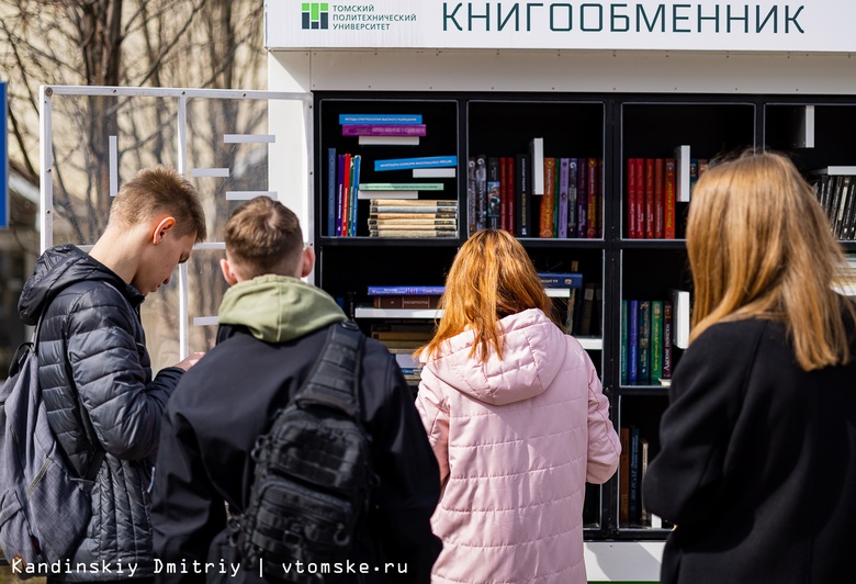 Книги из личных архивов собрали ученые и инженеры Томска для уличной библиотеки ТПУ