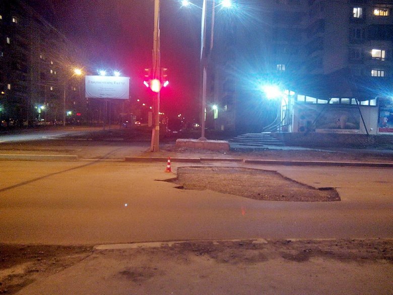 Пассажир машины получила травмы из-за ямы на дороге