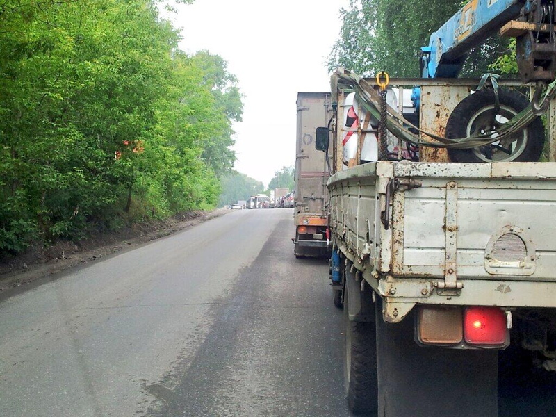 Из-за задержки открытия переезда на площади Южной образовался затор