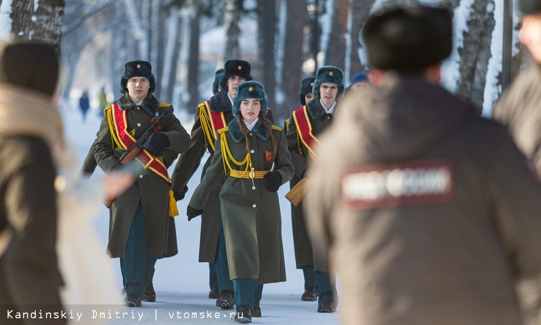 В Томске возложили цветы к Вечному огню в память о Сталинградской битве