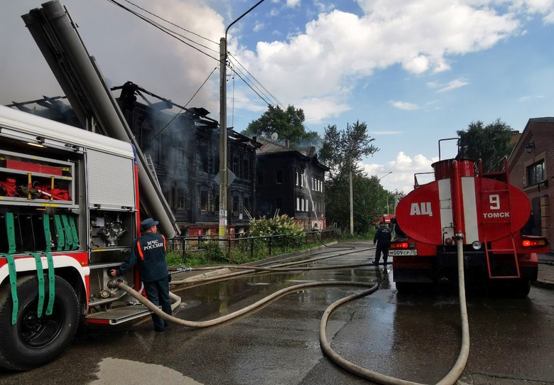 Два ценных деревянных дома в Томске пострадали от огня