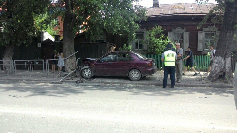 Chevrolet после ДТП с Nissan в Томске врезался в дерево, травмированы двое