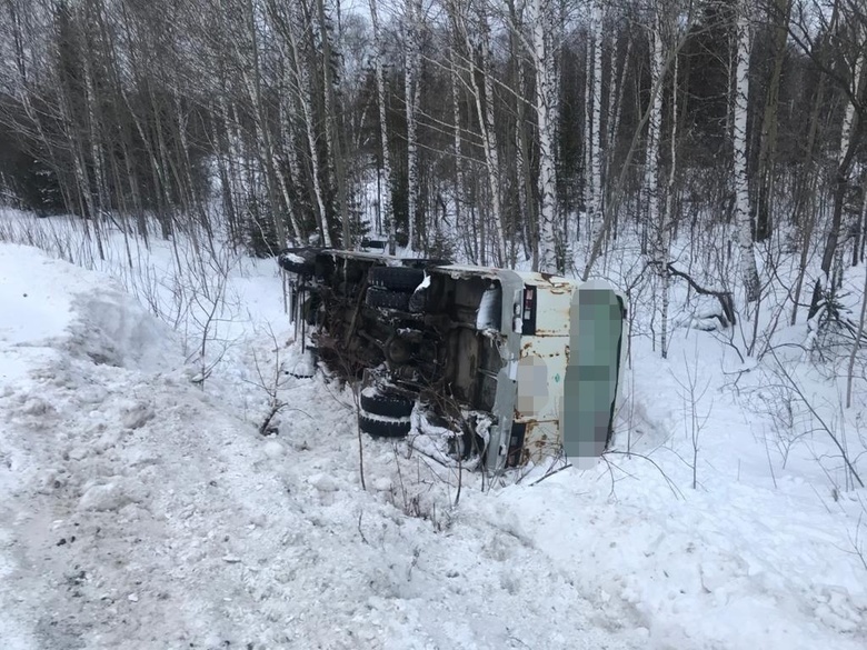 ПАЗ с пассажирами опрокинулся на трассе в Томской области