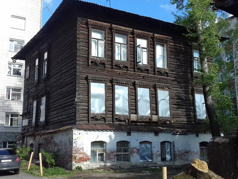 Инвестор самостоятельно изготовит для томского «дома за рубль» деревянные окна