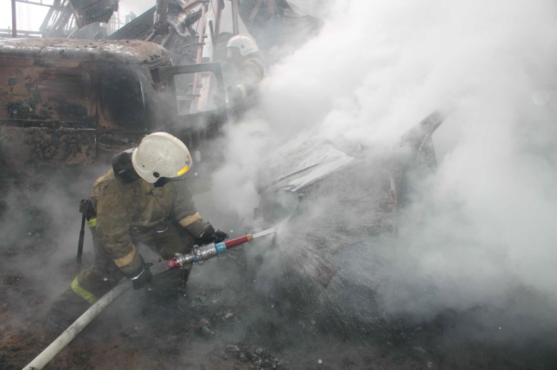 В пожаре на Причальной сгорели восемь машин, включая бензовоз и экскаватор