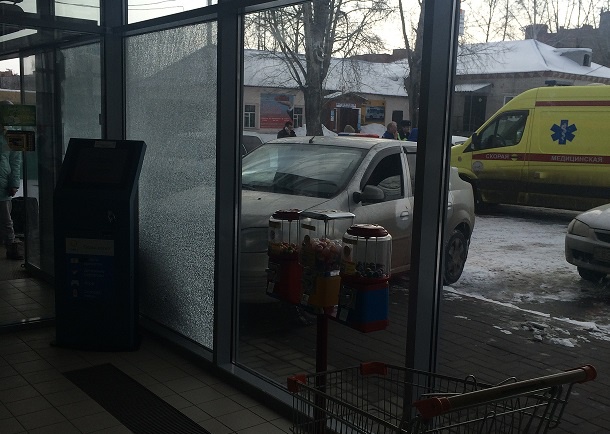 Водитель Renault въехал в витрину супермаркета в Томске