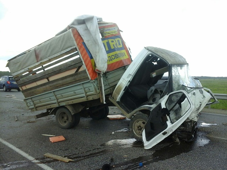 Двое пострадали в столкновении грузовиков под Томском