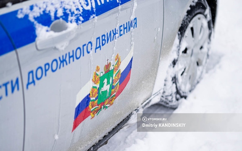 Водитель ВАЗа погиб при столкновении с грузовой машиной на трассе в Томской области