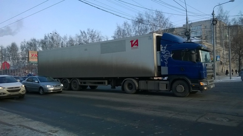 Женщина попала под колеса фуры в центре Томска