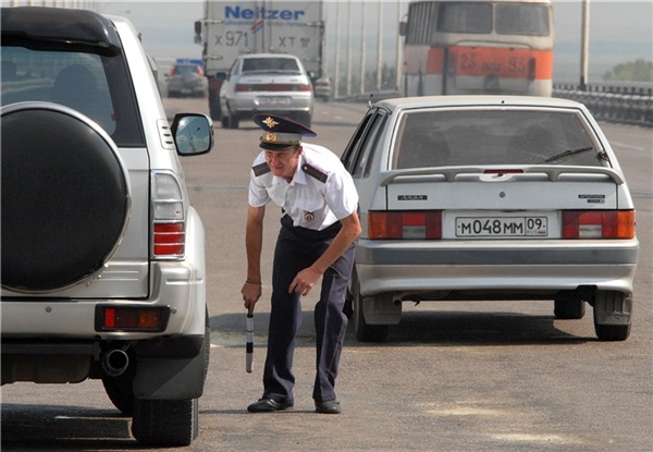На полицейского, пнувшего чужой автомобиль, завели уголовное дело