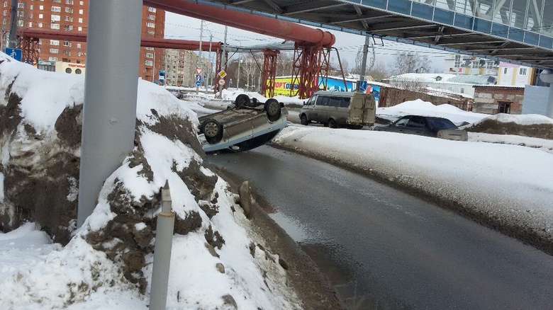 На пушкинской развязке перевернулся автомобиль (фото)