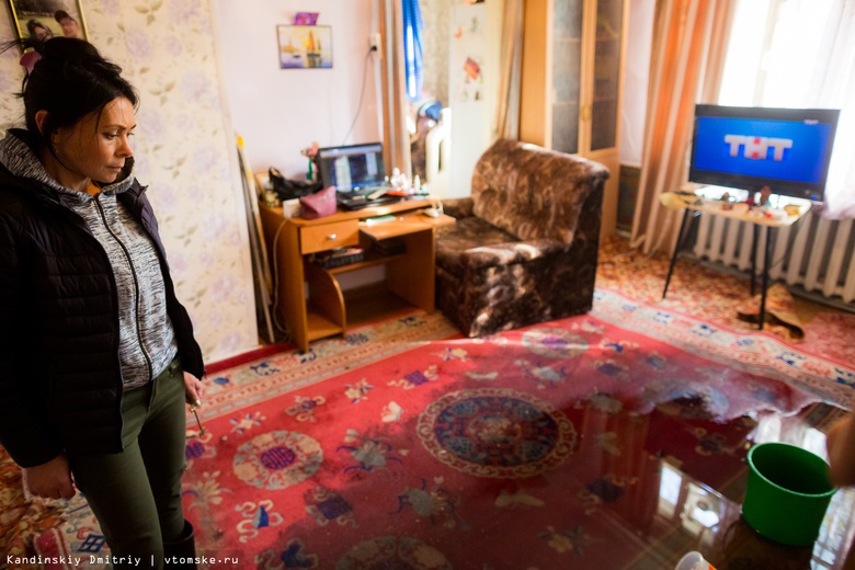 «Невозможно дышать»: квартиры томичей в доме на Большой Подгорной заливает стоками