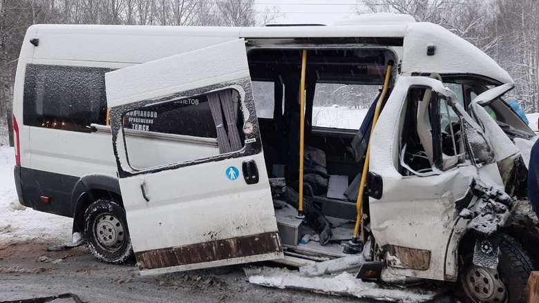 Водитель и пассажир Toyota погибли в ДТП с рейсовым автобусом на томской трассе