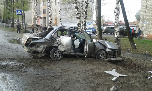 Иномарка врезалась в деревья в Колпашево, водитель погиб (фото)