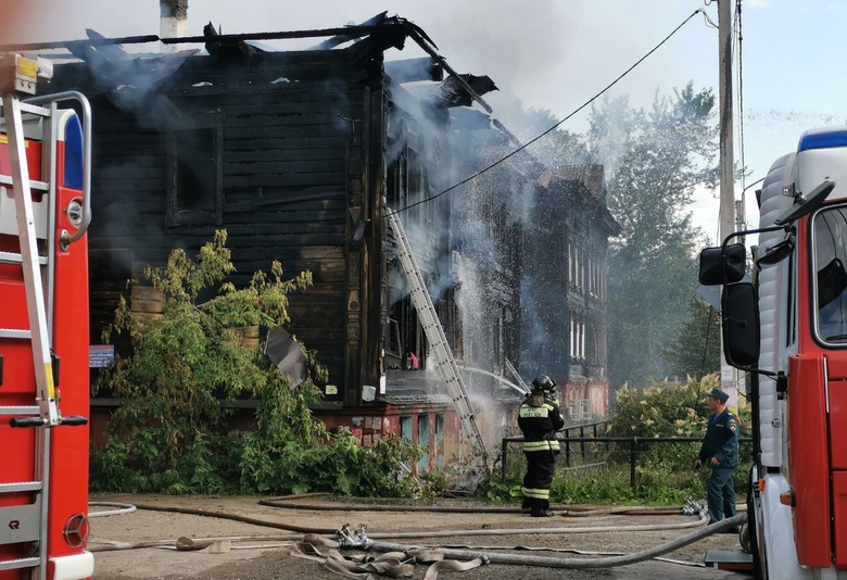 Два ценных деревянных дома в Томске пострадали от огня