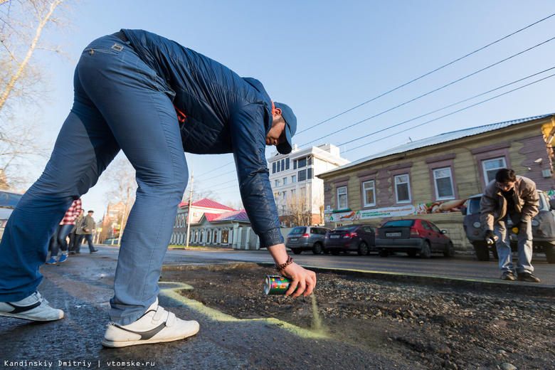 Активисты раскрасили ямы на дорогах Томска (фото)