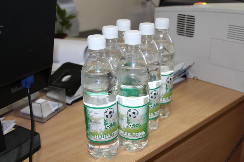 В магазине Томска нашли контрафактную питьевую воду с логотипом ФК «Томь»