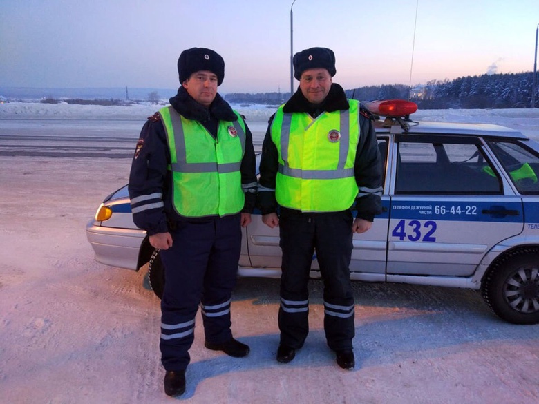 Полицейские спасли дальнобойщика, чей грузовик застрял в снегу под Томском
